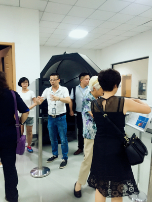 國家商務部對外援建設備材料入庫專家組蒞臨鴻雁電器，考察照明電器及配套設備